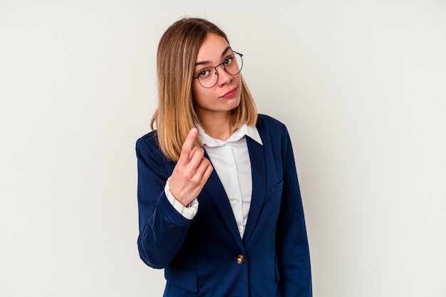 Jonge zaken blanke vrouw geïsoleerd op wit wijzend met de vinger naar je alsof uitnodigend dichterbij komen.