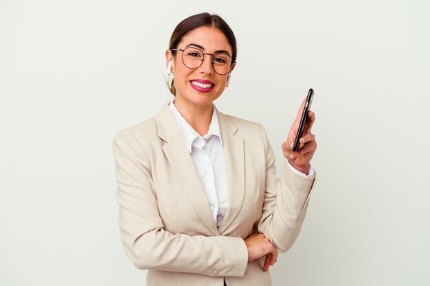 Jonge zaken vrouw met een mobiele telefoon geïsoleerd op witte achtergrond lachen en plezier maken.