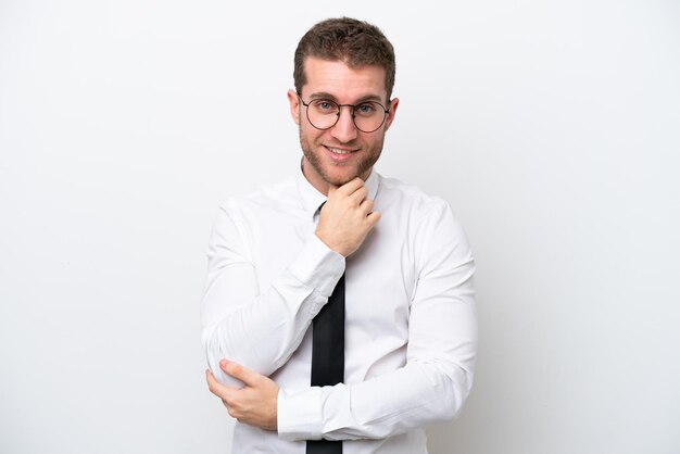 Jonge zakenkaukasische man geïsoleerd op een witte achtergrond met een bril en lachend