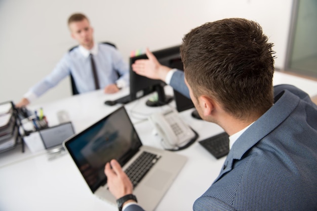 Jonge zakenlieden die de collega pesten