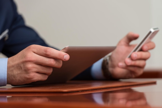 Jonge zakenlieden die touchpad gebruiken tijdens vergadering