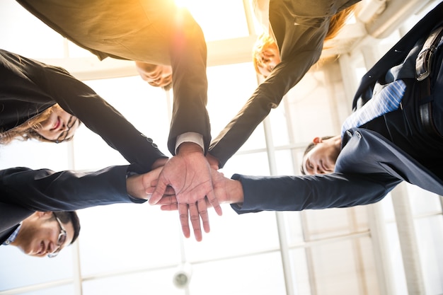 Jonge zakenlieden handshake weergave van beneden naar boven