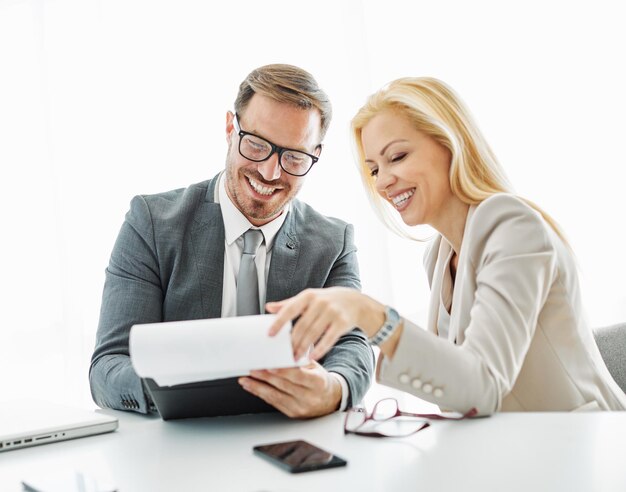 Foto jonge zakenlieden ontmoeting kantoor teamwerk papierwerk document cotract succes bedrijfsbespreking