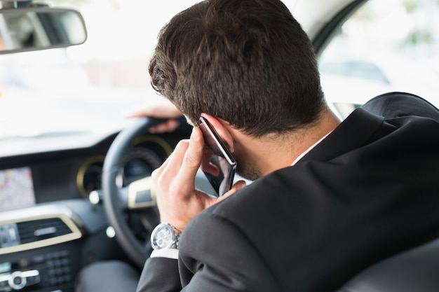 Jonge zakenman aan de telefoon