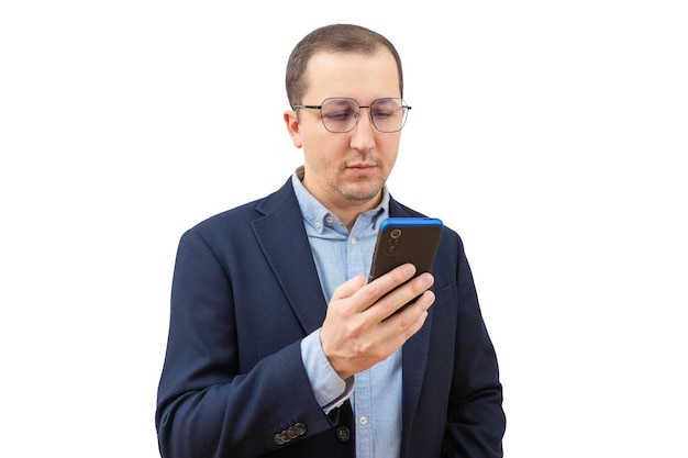 Jonge zakenman bank werknemer financieel adviseur met behulp van mobiele telefoon op witte achtergrond