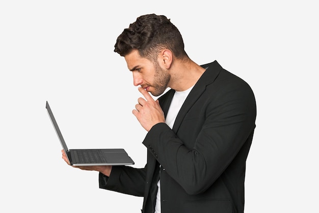 Jonge zakenman concentreerde zich op zijn laptop en gebruikte technologie voor verbeterde productiviteit en succes