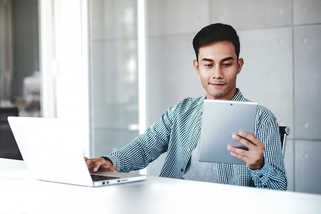 Jonge Zakenman die aan Computerlaptop in Bureau werkt