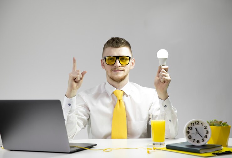 Jonge zakenman die een gloeilamp houdt