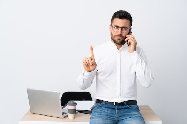 Jonge zakenman die een mobiele telefoon houdt