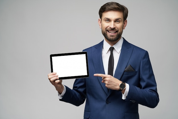 Jonge Zakenman die het digitale stootkussen van tabletpc met het lege scherm voorstellen