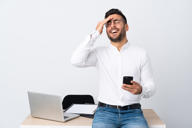 Jonge zakenman die mobiele telefoon het lachen houdt