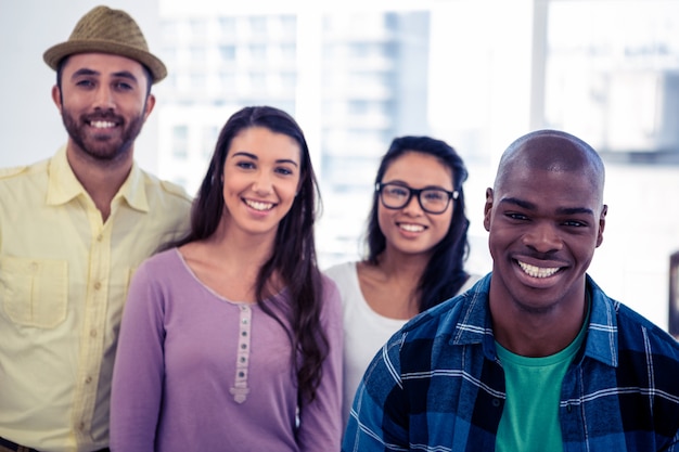 Jonge zakenman die zich met team in creatief bureau bevindt