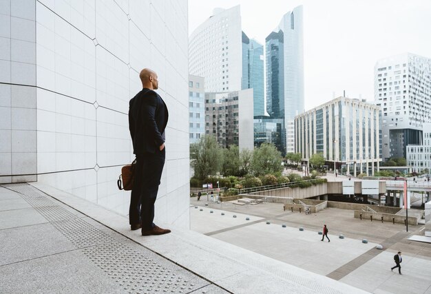 Jonge zakenman gaat 's ochtends aan het werk