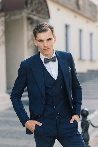 Jonge zakenman in formele kleding