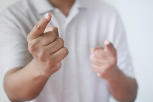 Jonge zakenman in pak wijst vinger op camera