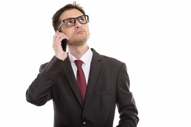 jonge zakenman met bril praten op mobiele telefoon