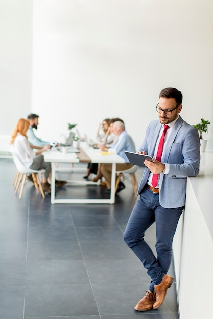 Jonge zakenman met digitale tablet in office