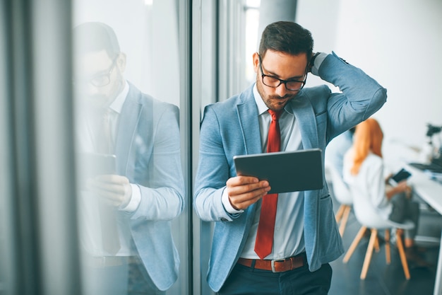 Jonge zakenman met digitale tablet in office