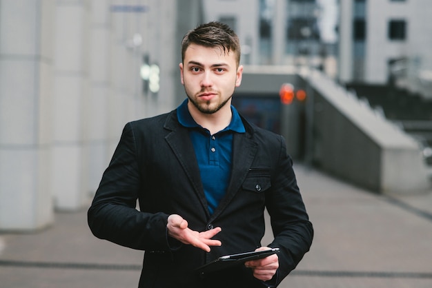 Jonge zakenman met een baard die een tablet gebruiken