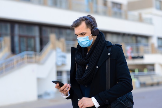 Jonge zakenman met gezichtsmasker