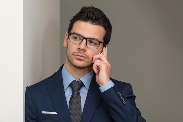 Jonge zakenman praten aan de telefoon