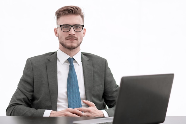 Jonge zakenmanzitting bij het bureau