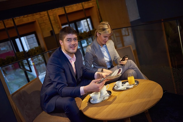 jonge zakenmensen koppel ontspannen na het werk in een bar-restaurant en nemen een drankje