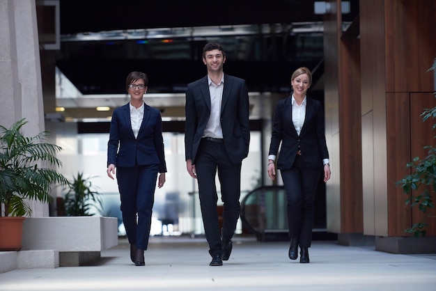 jonge zakenmensen team wandelen, groep mensen op moderne kantoor hal interieur