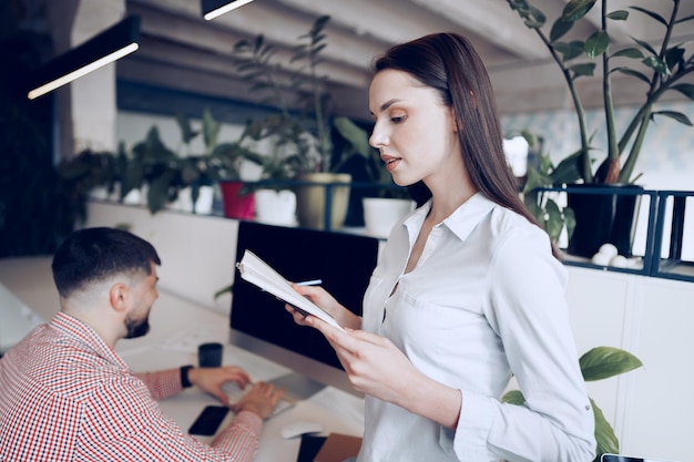 Jonge zakenmensen werken samen aan een project in een modern kantoor