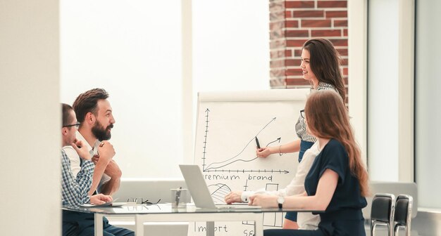 Jonge zakenvrouw bespreken met collega's van de marketing regeling.