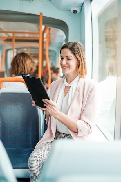 Jonge zakenvrouw die in het openbaar vervoer werkt tijdens het woon-werkverkeer Concept Ondernemer zakelijk openbaar vervoer