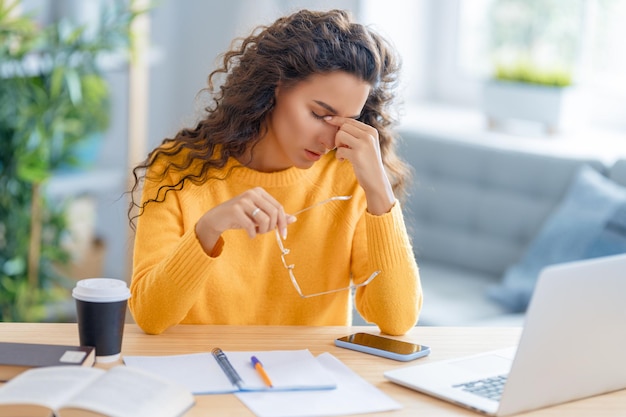 Jonge zakenvrouw die online studeert en webinar podcast op laptop bekijkt