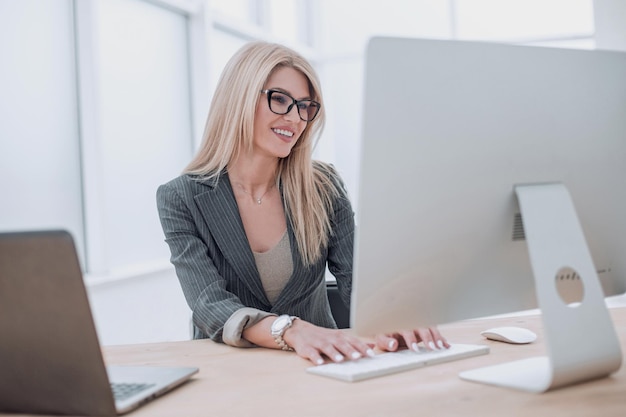 Jonge zakenvrouw die op haar personal computer werkt