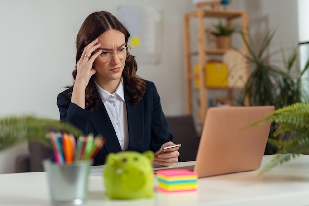 Jonge zakenvrouw heeft een probleem. Bedrijfsvrouw die laptop bekijkt.