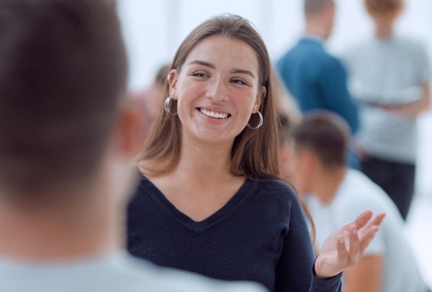 Jonge zakenvrouw in gesprek met haar collega