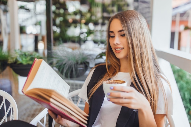 Jonge zakenvrouw latte drinken in het café