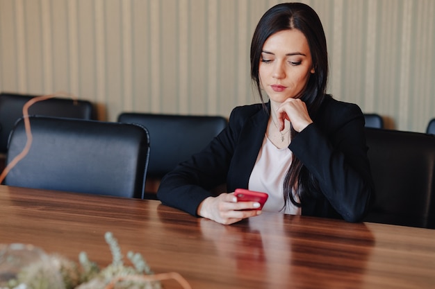 Jonge zakenvrouw met behulp van een smartphone