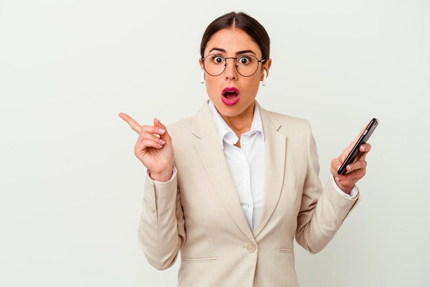 Jonge zakenvrouw met een mobiele telefoon geïsoleerd op een witte achtergrond