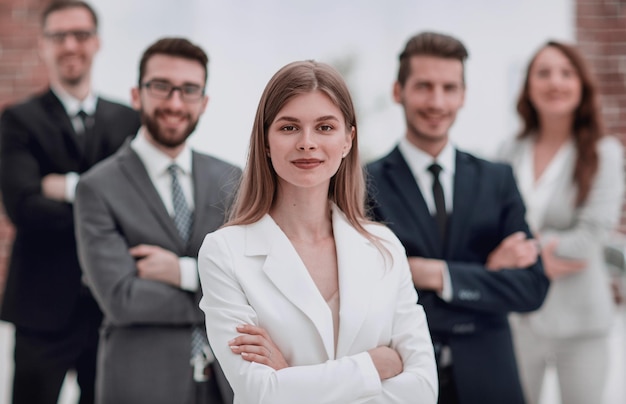 Jonge zakenvrouw op de achtergrond van haar business team