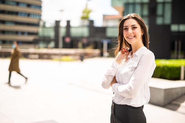 Jonge zakenvrouw op een stadsplein