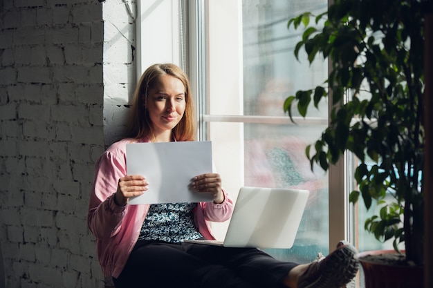 Jonge zakenvrouw op zoek naar werk thuis