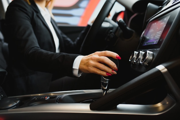 Jonge zakenvrouw rijden in haar auto om te werken.