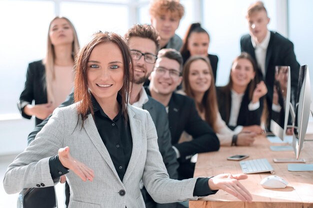 Jonge zakenvrouw zit voor haar business team