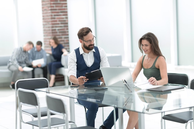 Jonge zakenvrouw zittend aan haar bureau