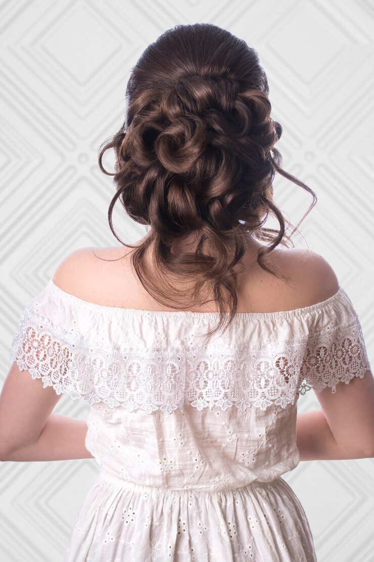 Jonge zoete brunette met mooi kapsel poseren