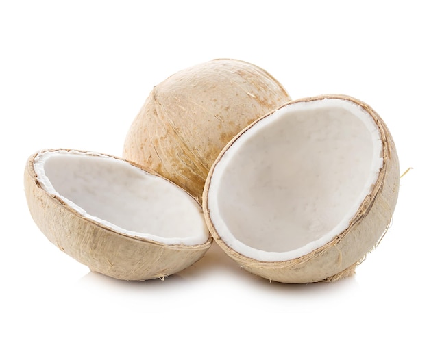 Jonge zoete kokosnoten close-up geïsoleerd op witte achtergrond