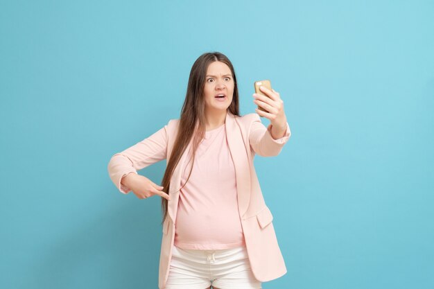 Jonge zwangere vrouw in een roze t-shirt