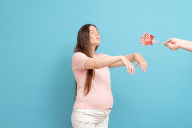 Jonge zwangere vrouw in vrijetijdskleding