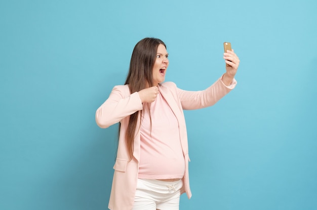 Jonge zwangere vrouw praten over de telefoon