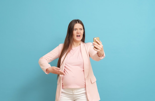 Jonge zwangere vrouw praten over de telefoon